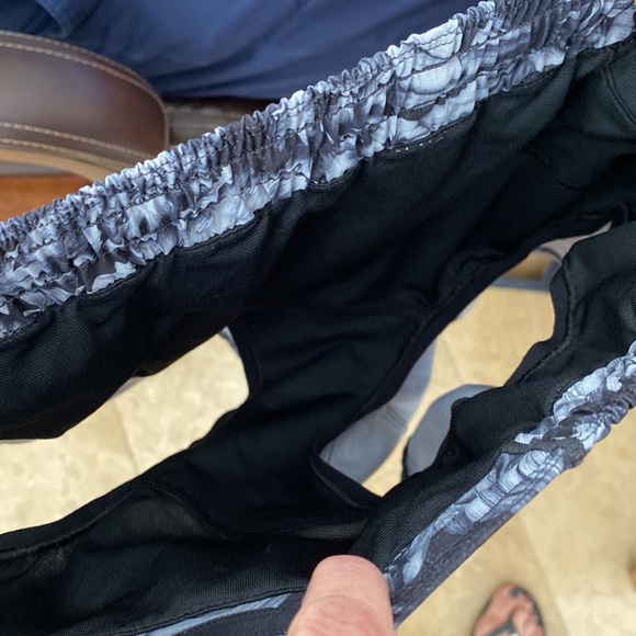 Lululemon darling black/gray floral pattern running short, with liner Size 4 - Picture 7 of 7